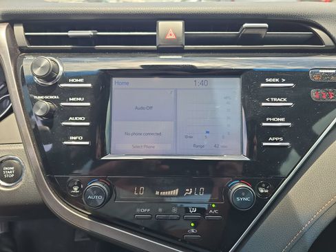 Used 2018 Toyota Camry XLE FWD image 17