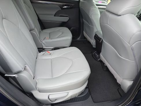 New 2026 Toyota Highlander Platinum AWD/4WD image 11