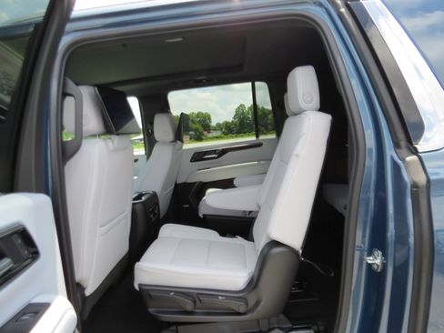 Used 2025 Chevrolet Suburban Premier AWD/4WD image 15