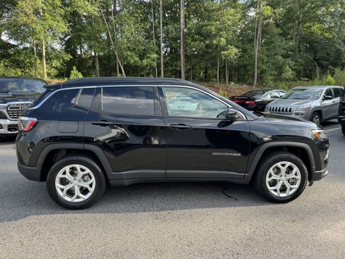 Used 2024 Jeep Compass Latitude AWD/4WD image 4
