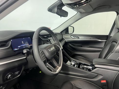 Used 2023 Jeep Grand Cherokee Limited w/ Black Appearance Package image 15