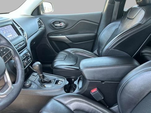 Used 2021 Jeep Cherokee Latitude Plus AWD/4WD image 19