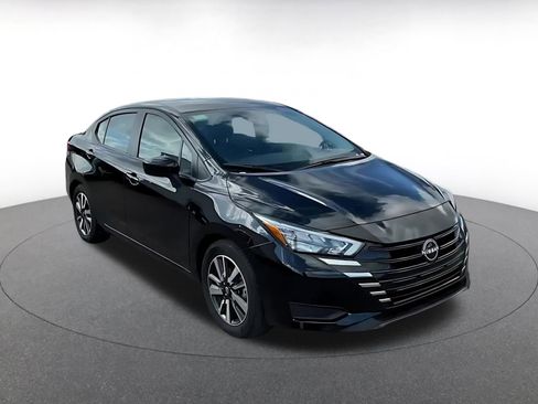 Used 2025 Nissan Versa SV image 3