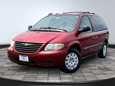 Used 2005 Chrysler Town & Country w/ Popular Equipment Group I FWD image 1