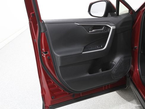 Used 2019 Toyota RAV4 Limited image 4