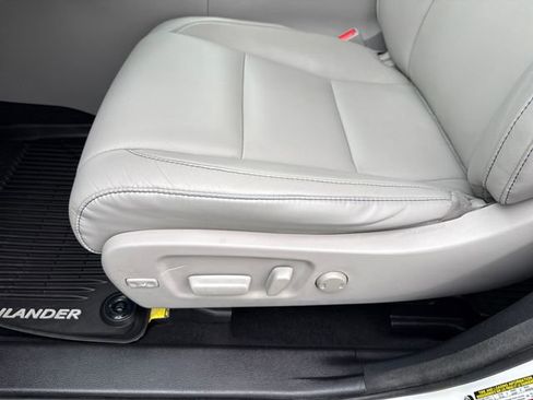 Used 2017 Toyota Highlander XLE AWD/4WD image 11
