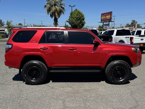 Used 2020 Toyota 4Runner SR5 Premium w/ Moonroof Package AWD/4WD image 8
