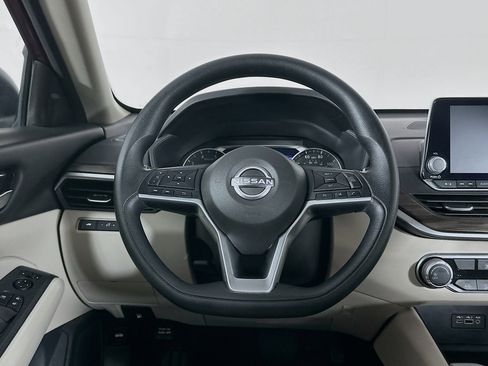 Used 2025 Nissan Altima 2.5 SV FWD image 17