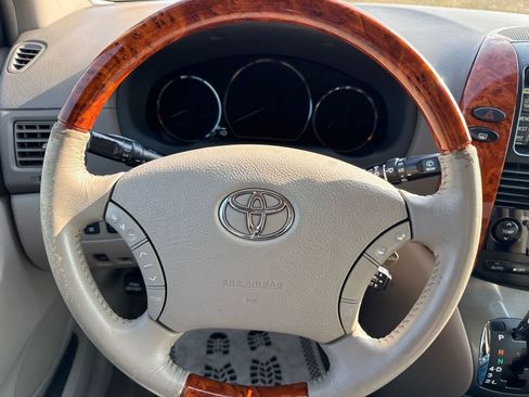 Used 2008 Toyota Sienna XLE Limited image 11