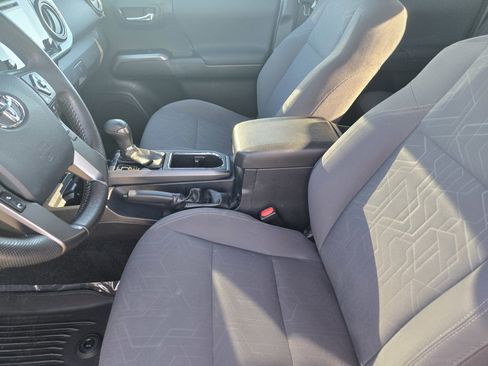 Used 2019 Toyota Tacoma TRD Off-Road image 14