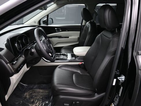 Used 2023 Kia Carnival EX image 18