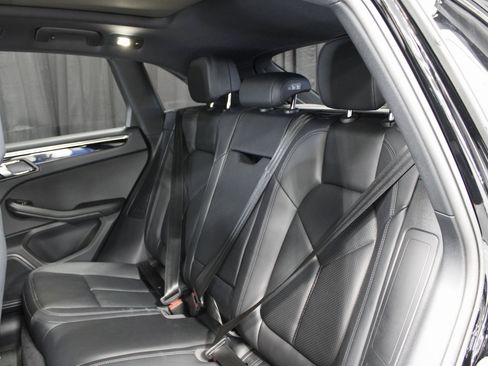 Used 2025 Porsche Macan image 19