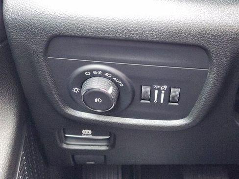 Used 2025 Jeep Grand Cherokee Limited image 23