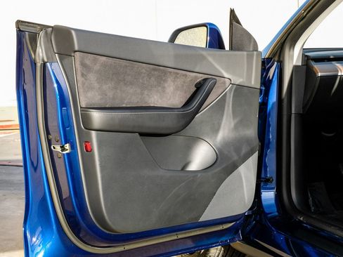 Used 2021 Tesla Model Y Long Range image 38