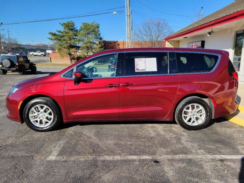 Used 2021 Chrysler Voyager LX image 12