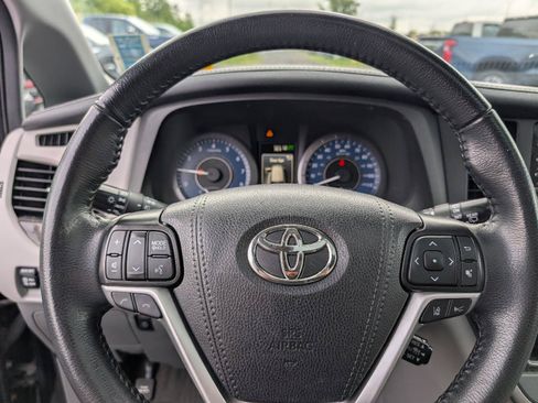 Used 2020 Toyota Sienna XLE w/ XLE Navigation Package AWD/4WD image 11