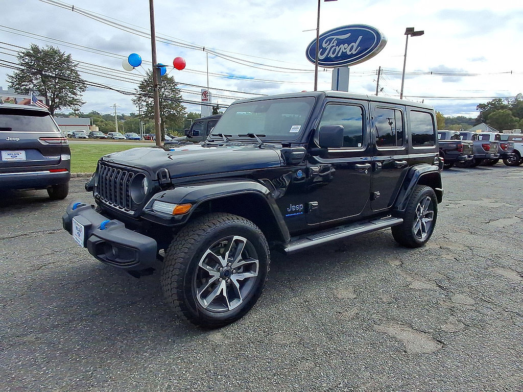 Used 2024 Jeep Wrangler Unlimited w/ Convenience Group AWD/4WD image 4