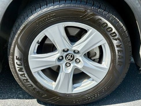 Used 2021 Toyota Highlander L FWD image 28