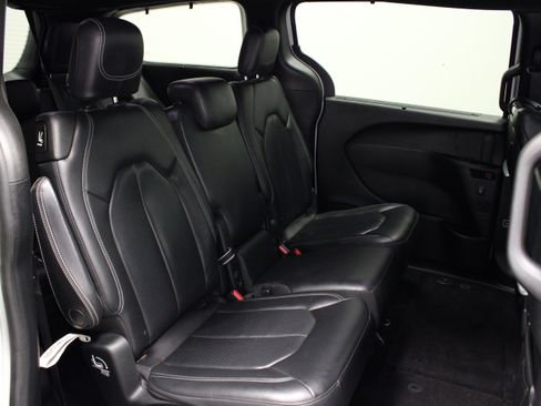 Used 2018 Chrysler Pacifica Touring-L Plus w/ Advanced Safetytec Group FWD image 15