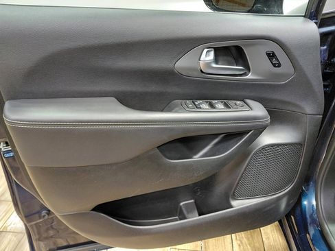 Used 2025 Chrysler Pacifica Select image 39