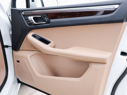 Certified 2023 Porsche Macan image 27