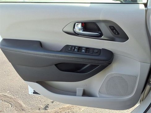 Used 2024 Chrysler Pacifica Touring-L image 19