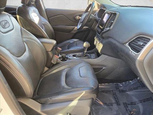 Used 2019 Jeep Cherokee Overland w/ Technology Group image 22