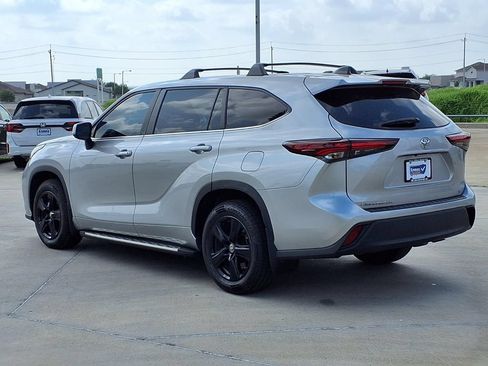Used 2024 Toyota Highlander LE FWD image 5