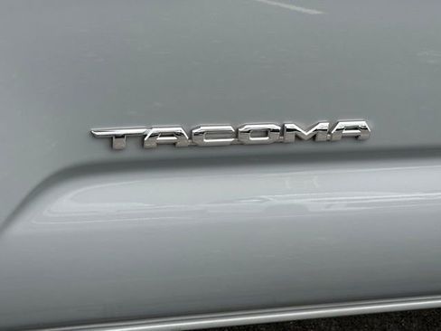 Used 2021 Toyota Tacoma SR5 AWD/4WD image 12