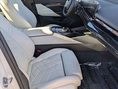 Used 2025 BMW i5 xDrive40 w/ Premium Package image 22