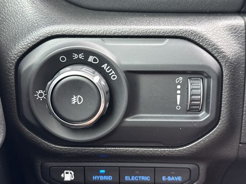 Used 2023 Jeep Wrangler Sahara w/ Cold Weather Group image 14