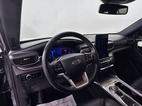 Used 2023 Ford Explorer Platinum w/ Technology Package AWD/4WD image 9