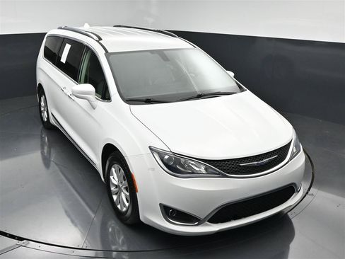 Used 2018 Chrysler Pacifica Touring-L FWD image 21