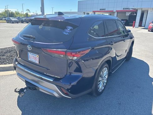 Used 2025 Toyota Highlander Platinum image 10