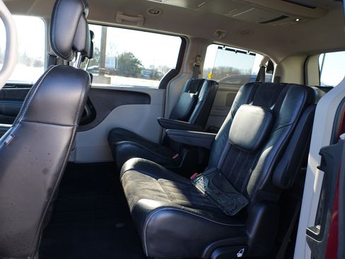 Used 2016 Chrysler Town & Country Limited image 20