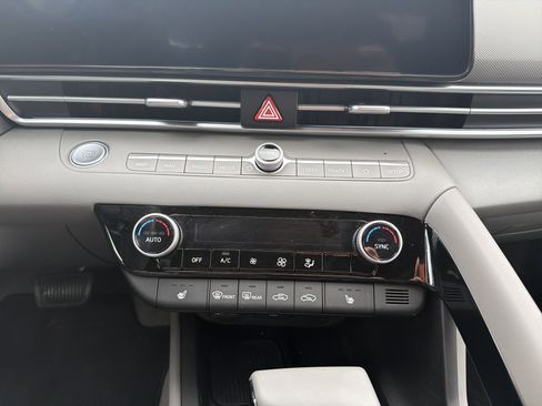 Used 2024 Hyundai Elantra SEL w/ Convenience Package image 19