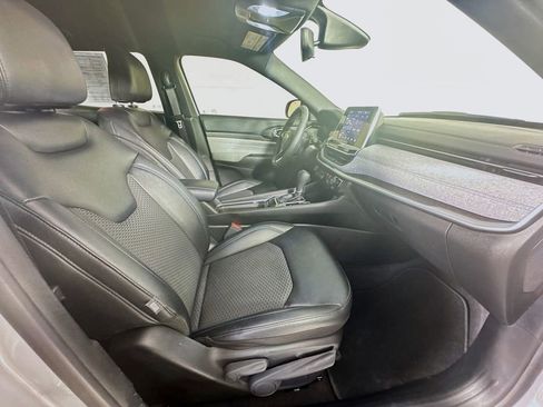 Used 2025 Jeep Compass Latitude image 33