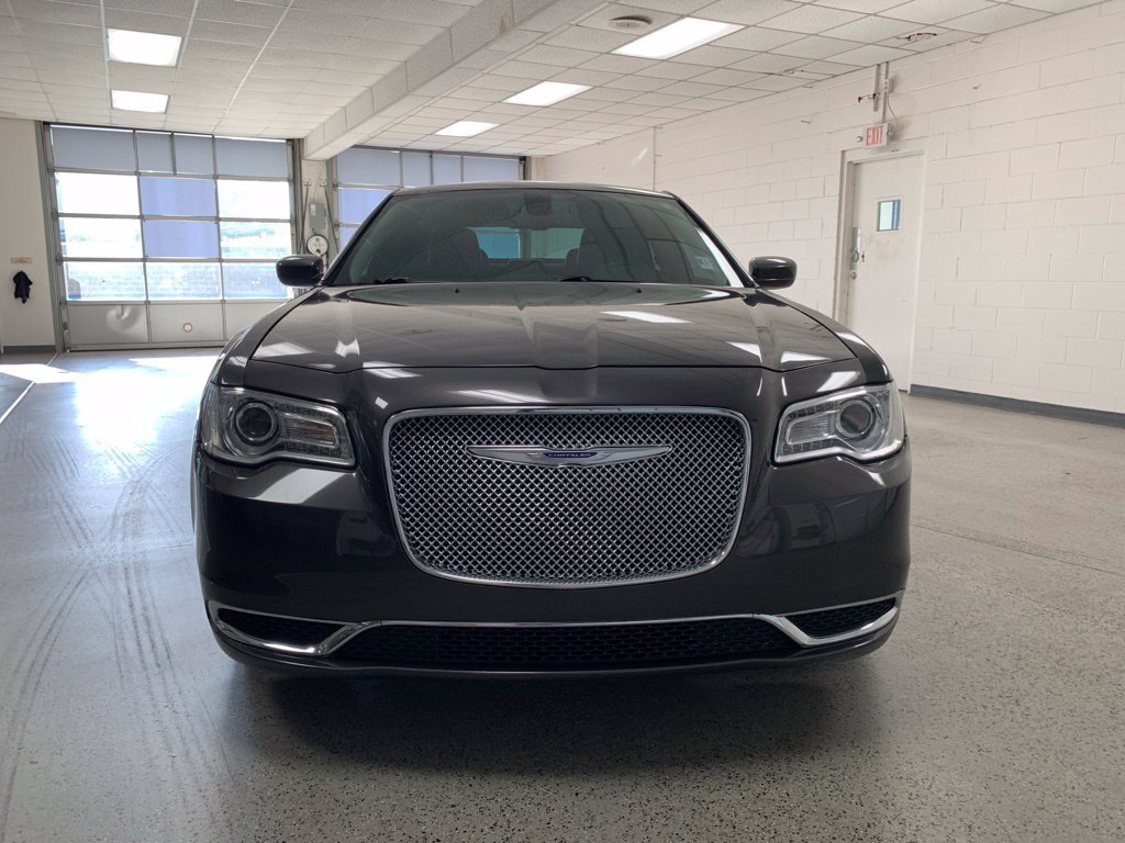 Used 2019 Chrysler 300 Touring w/ Quick Order Package 2EF RWD image 3