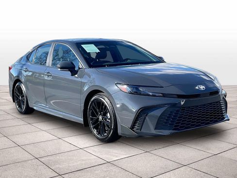 Used 2025 Toyota Camry SE image 2