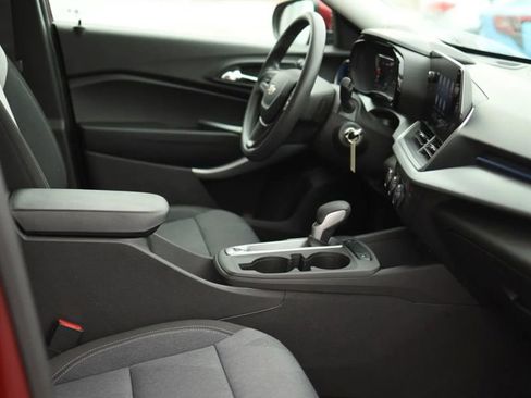 Used 2024 Chevrolet Trax LS w/ LS Convenience Package FWD image 39