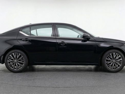 Used 2025 Nissan Altima 2.5 SV FWD image 11