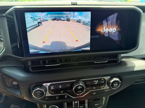 Used 2025 Jeep Wrangler Unlimited Sahara AWD/4WD image 19