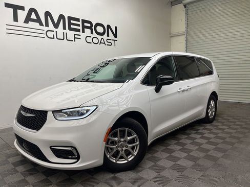 Used 2025 Chrysler Pacifica Select FWD image 2