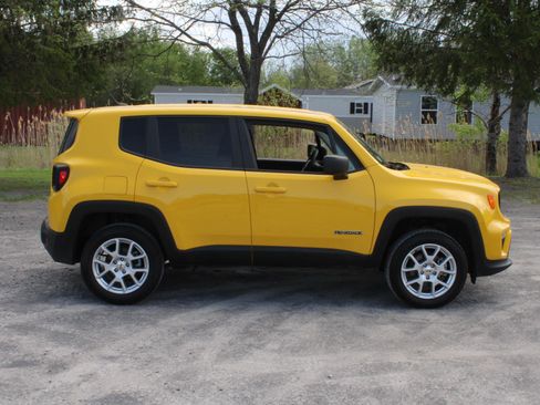 Used 2023 Jeep Renegade Latitude AWD/4WD image 4