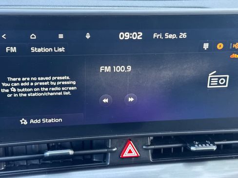 Used 2025 Kia Sportage EX image 17