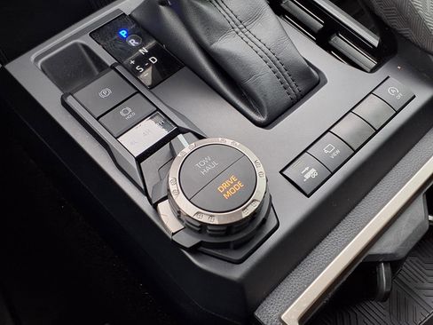 Used 2024 Toyota Tacoma Limited w/ Limited Package (LT) image 20