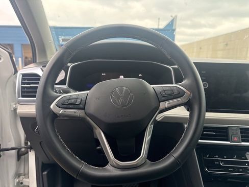 Used 2025 Volkswagen Taos SE image 3