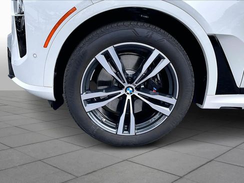 Certified 2024 BMW X7 xDrive40i w/ M Sport Package image 11