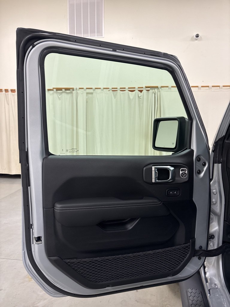 Used 2023 Jeep Wrangler Unlimited Sahara w/ Cold Weather Group AWD/4WD image 19