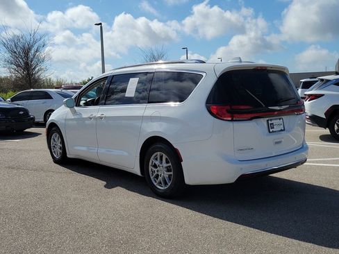 Used 2021 Chrysler Pacifica Touring-L image 8